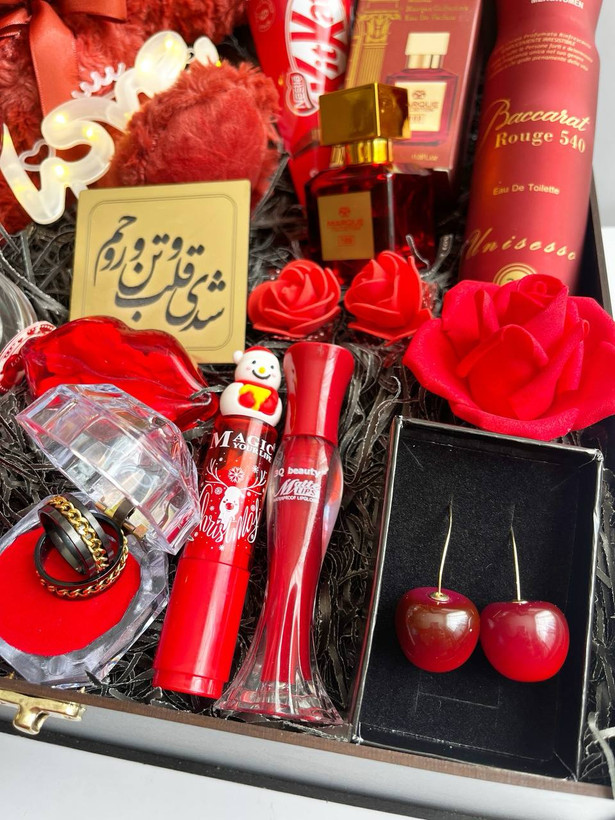 باکس لوکس و لاکچری دخترانه ولنتاین با کیفیت لوکس و vip خوشگل زنانه گوگولی شلوغ و کامل هدیه زنانه خاص پر فروش ست ساعت خرس لوازم آرایش لاو چراغدار باکس چوبی