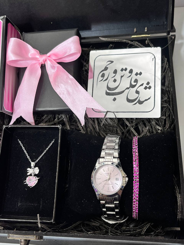 باکس خوشگل تولد برند ویکتوریا شیک و جذاب زنانه هدیه شیک چوبی ساعت صفحه صورتی زیبا برند ویکتوریا روز زن