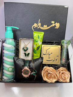 باکس هدیه تولد زنانه رنگ سبز ساعت بند چرمی نگین دار جذاب سبز لوسیون مارشمالو قسطی پک کادویی دخترانه سبر