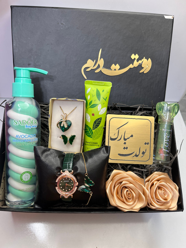 باکس هدیه تولد زنانه رنگ سبز ساعت بند چرمی نگین دار جذاب سبز لوسیون مارشمالو قسطی پک کادویی دخترانه سبر